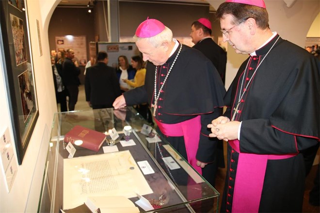 U palači Herzer svečano otvorena izložba “Trag dobrote: 20 godina Varaždinske biskupije”